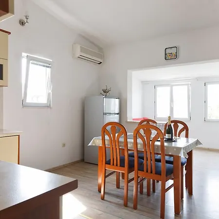 Lucy 1 Apartment *